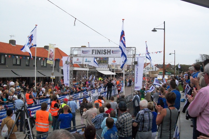 Bestand:Kustmarathon finish2-2014.jpg