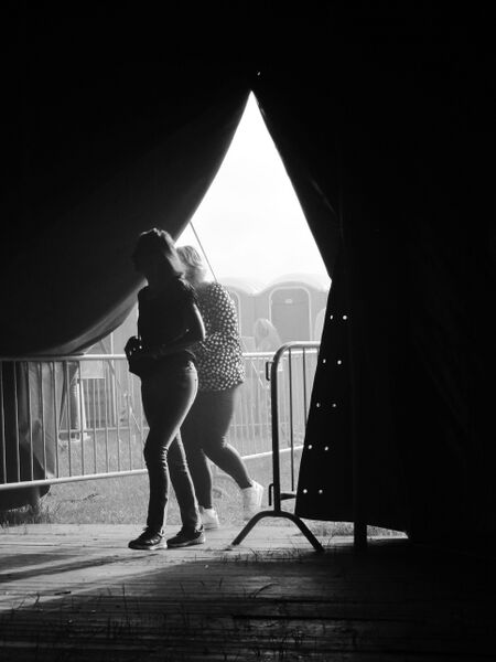 Bestand:Ingang Rocktent bij wc's I zwart-wit.jpg