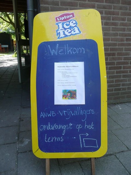 Bestand:Welkomstgroet voor vrijwilligers op de kinderboerderij in Terneuzen, 2012 (foto ANWB Vrijwilligers).jpg