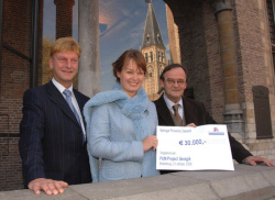 Presidentsvrouw Sandra Roelofs, links gedeputeerde Toine Poppelaars, rechts gedeputeerde Van Heukelom; bijdrage provincie Zeeland voor PUM project in Georgië. Foto: J. Wolterbeek, 21 oktober 2006, Bron: ZB/Beeldbank Zeeland, rec.nr. 113147