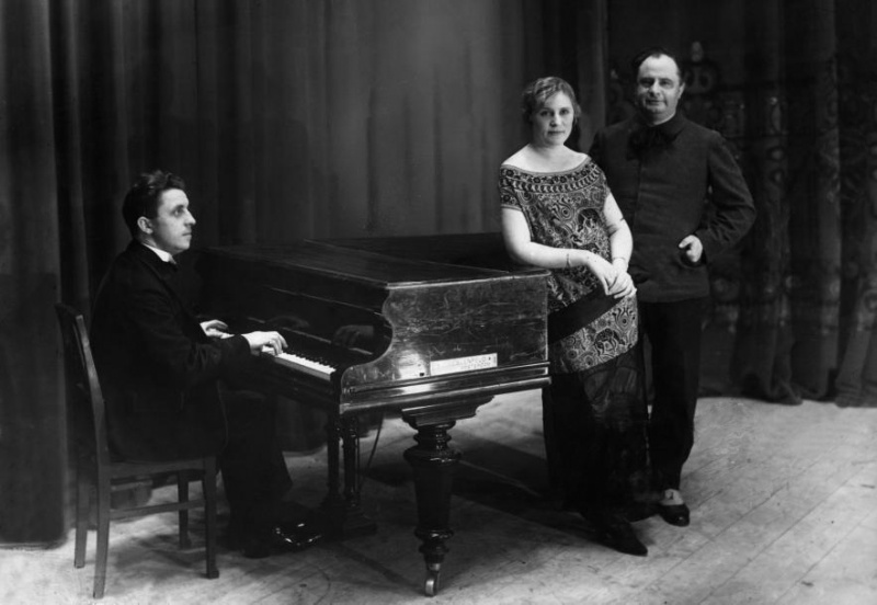 Bestand:Jean-Louis Pisuisse (1880-1927) -met zijn latere vrouw Jenny Gilliams-, staande bij piano.jpg